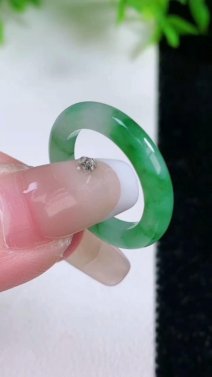 天然A货翡翠指环戒指，尺寸16-3-2.8，重量:2.32g2026年3月11日
工厂直销收藏佳品,
