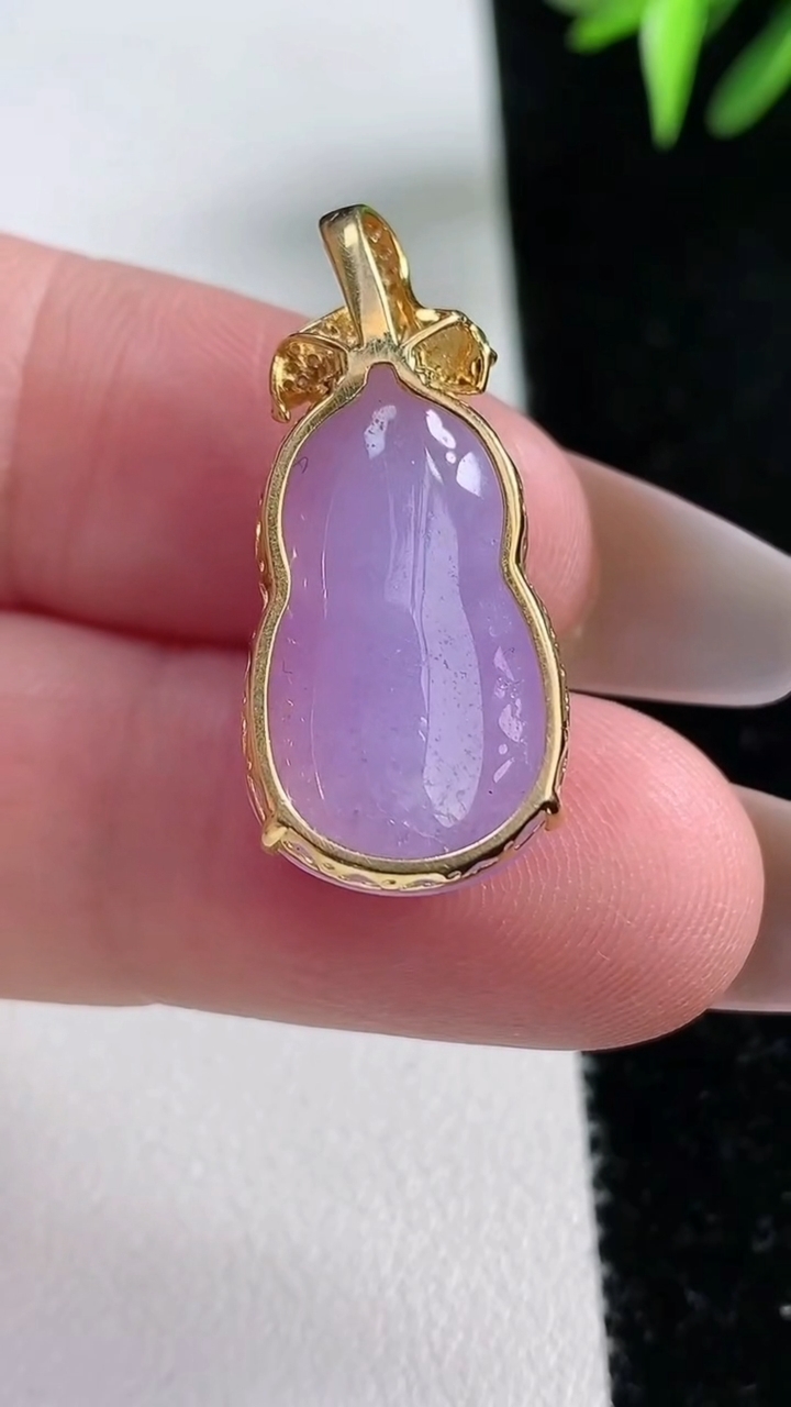 天然A货翡翠18k金紫罗兰葫芦吊坠尺寸22.2-12-8.4，重量:5.28g
3月11日