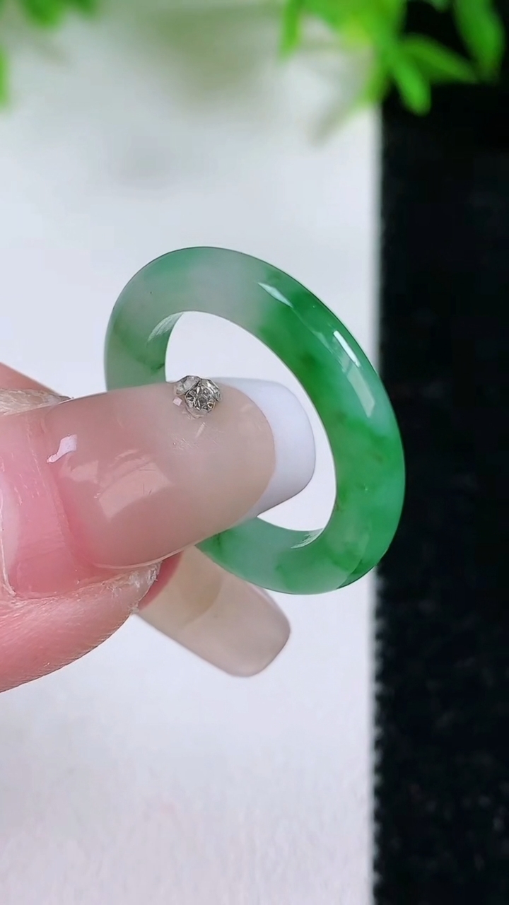 天然A货翡翠指环戒指，尺寸16-3-2.8，重量:2.32g2026年3月11日
工厂直销收藏佳品,种好水足，色泽均匀，有种有色，上手高大气！