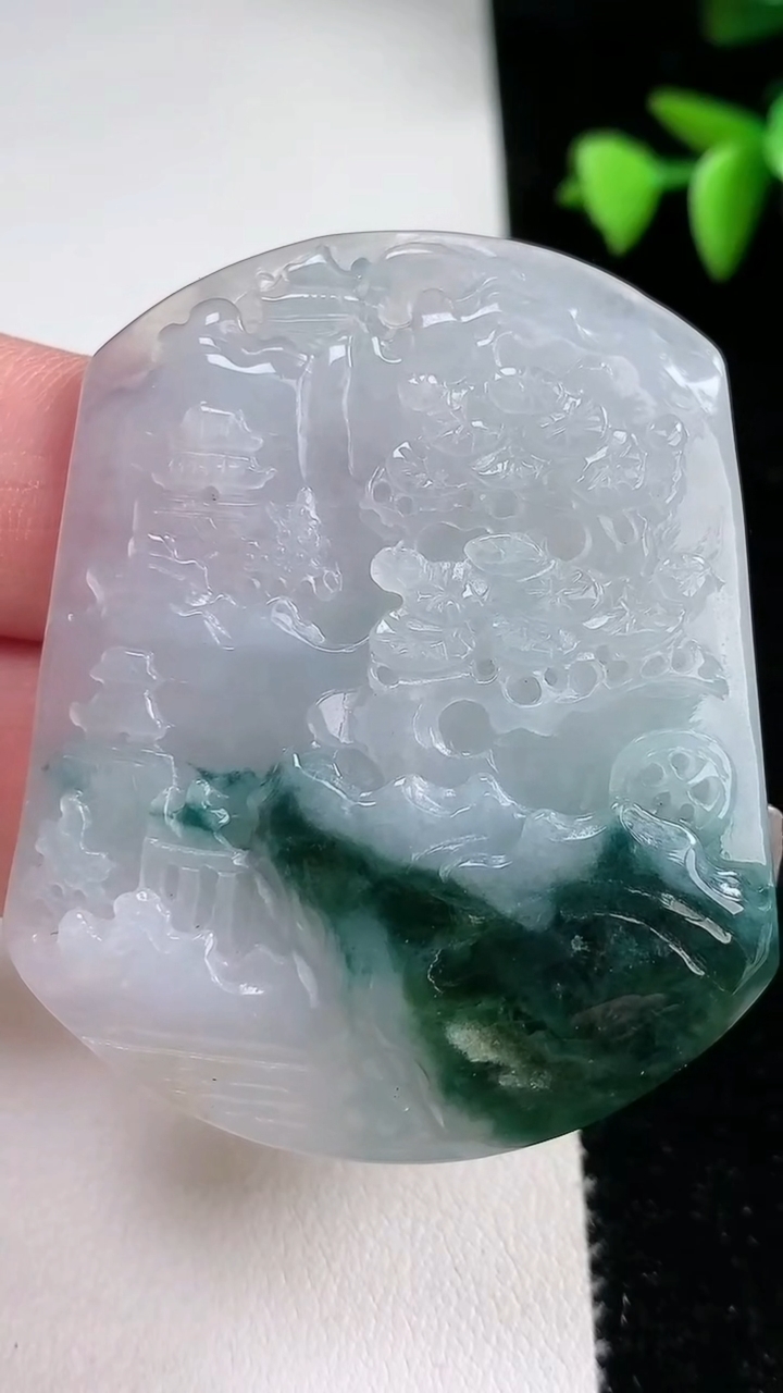 天然A货翡翠牌吊坠，尺寸52-43-5.5，重量:27.20g
3月12日