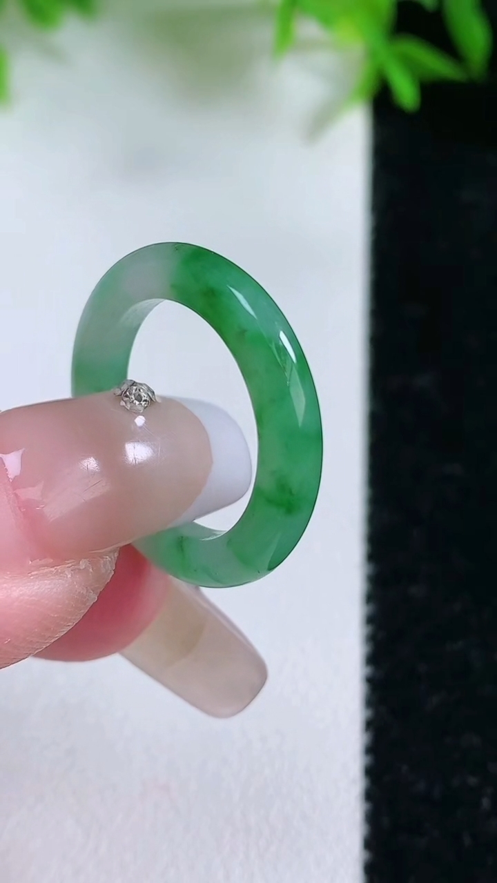天然A货翡翠指环戒指，尺寸16-3-2.8，重量:2.32g2026年3月11日
工厂直销收藏佳品,种好水足，色泽均匀，有种有色，上手高大气！