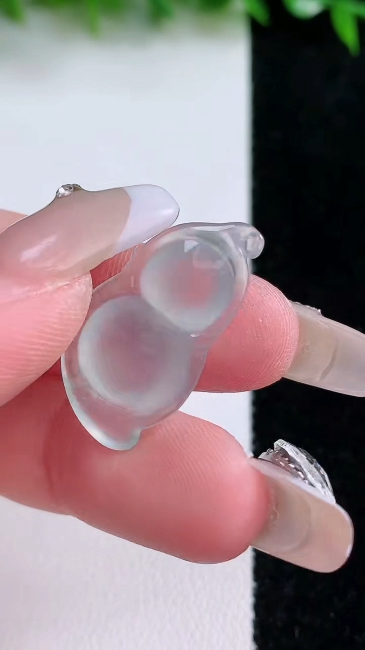 天然A货翡翠福豆镶嵌件，尺寸25.5-14-5.5，重量:2.61g
3月11日