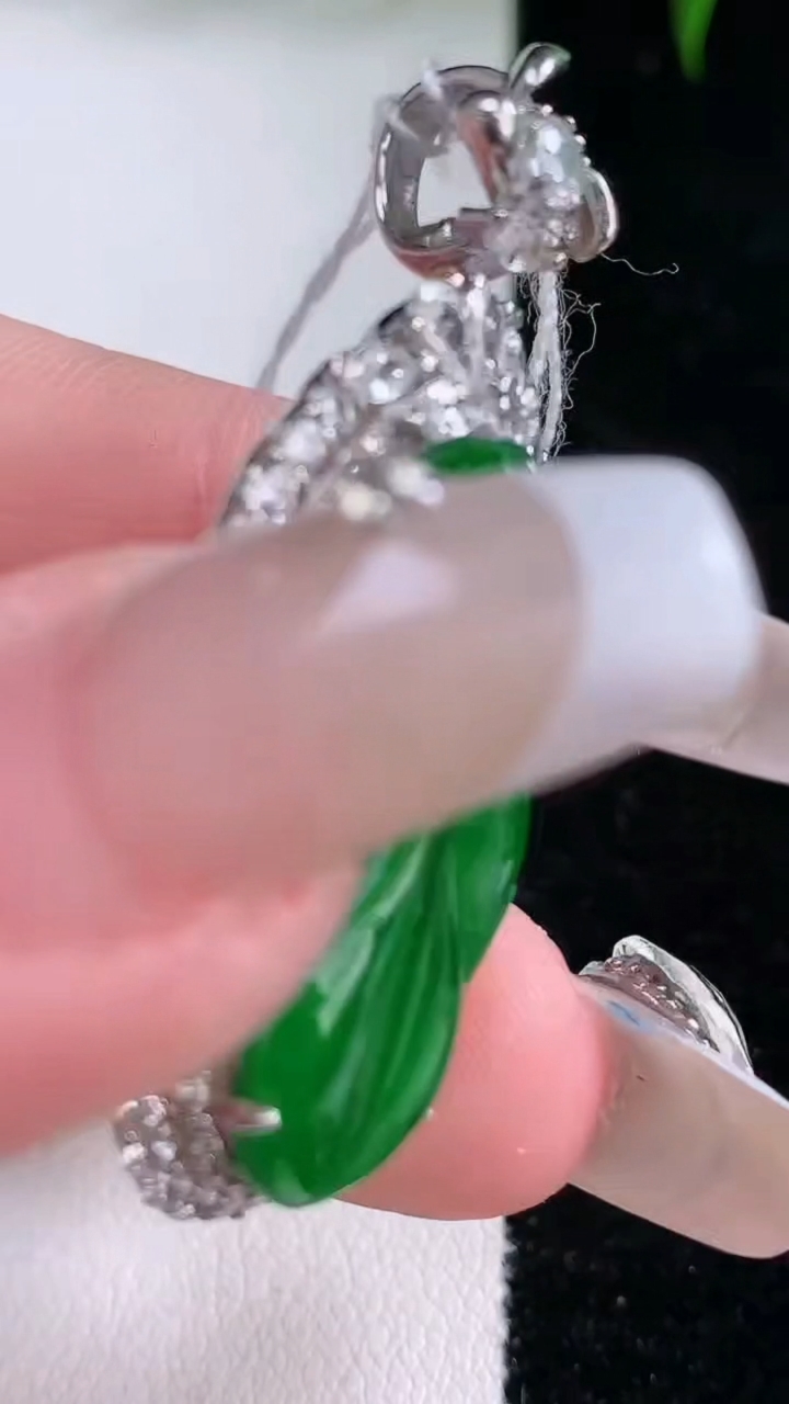 天然A货翡翠金枝玉叶叶子吊坠，尺寸43.7-19.6-8.4，裸石27.6-15重量:7.59g
3