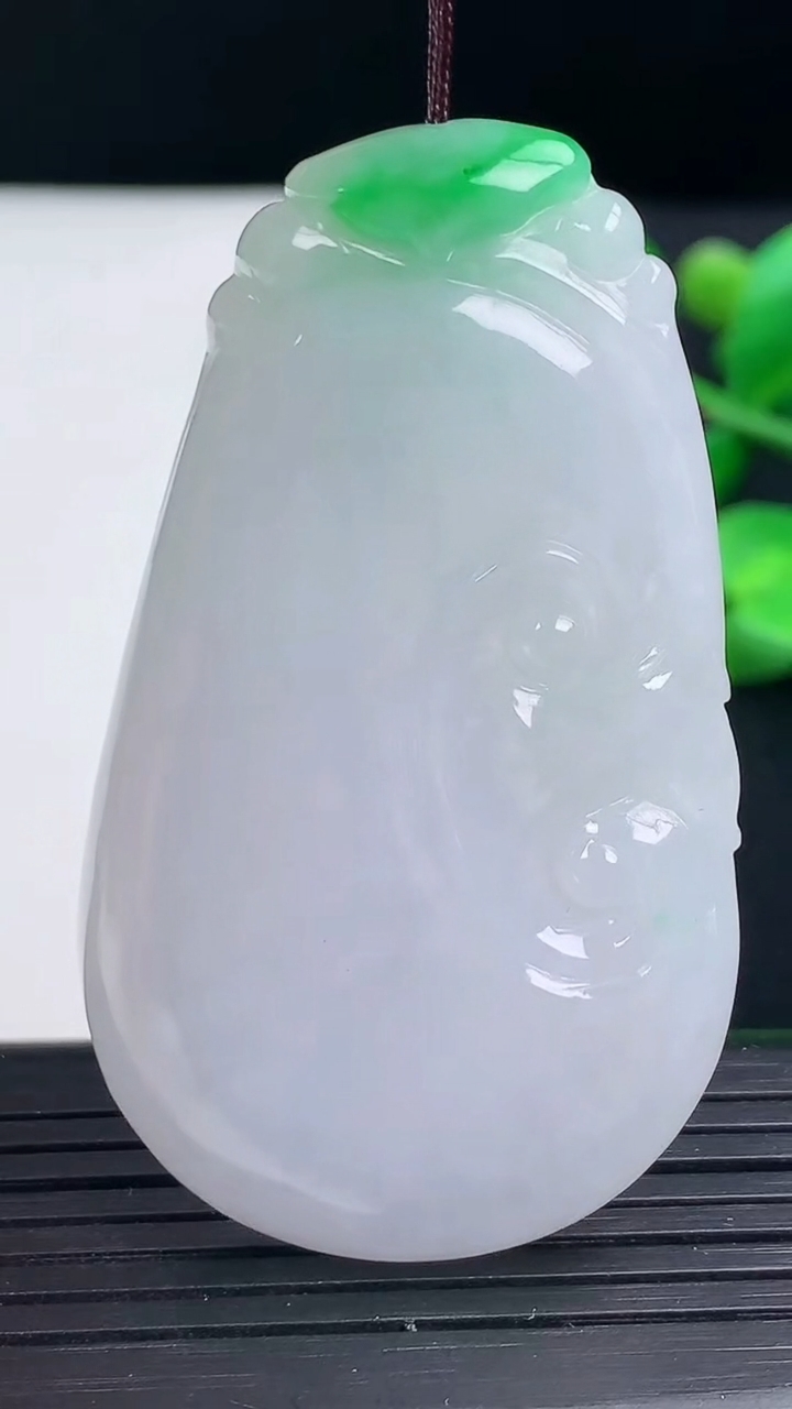 天然A货翡翠如意吊坠尺寸56-32.2-5.1重量:22.51g
3月11日