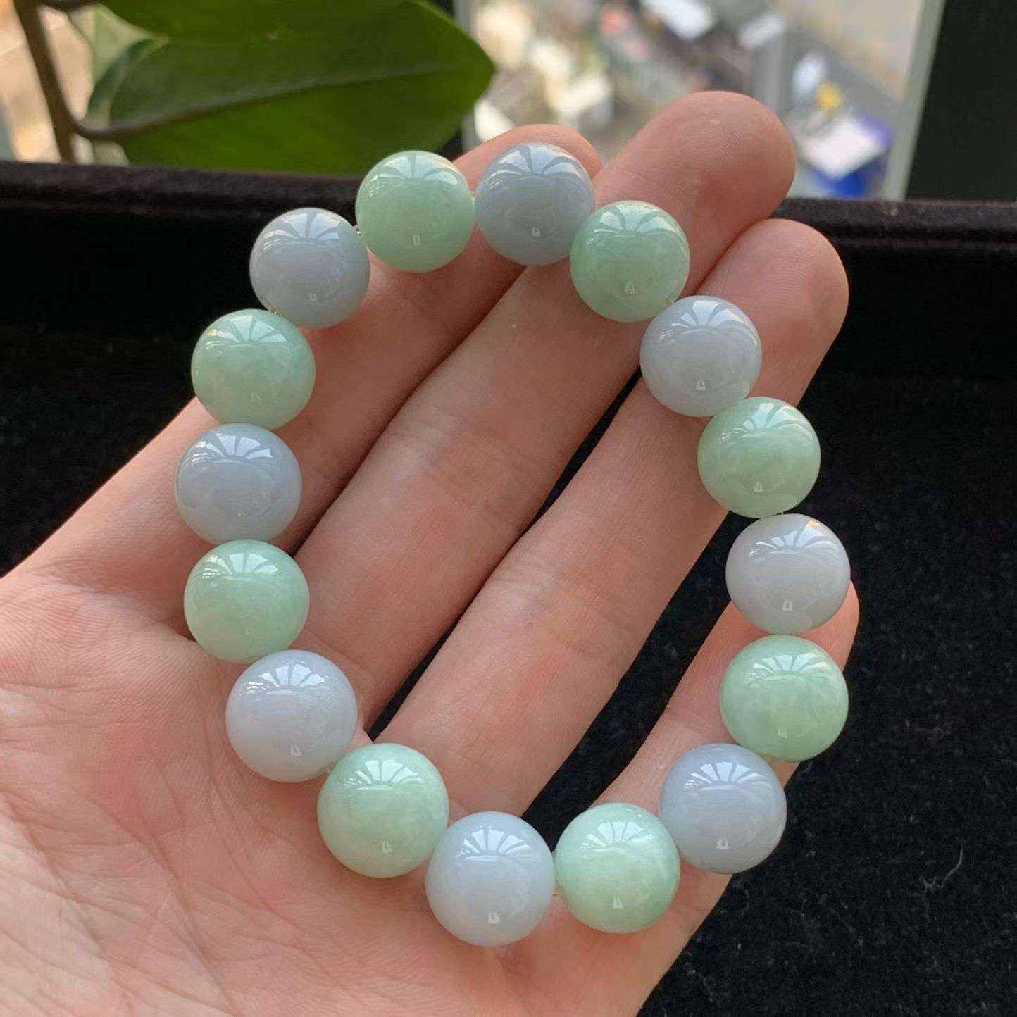 A货天然翡翠冰糯种双彩手串重量58.22
3月11日