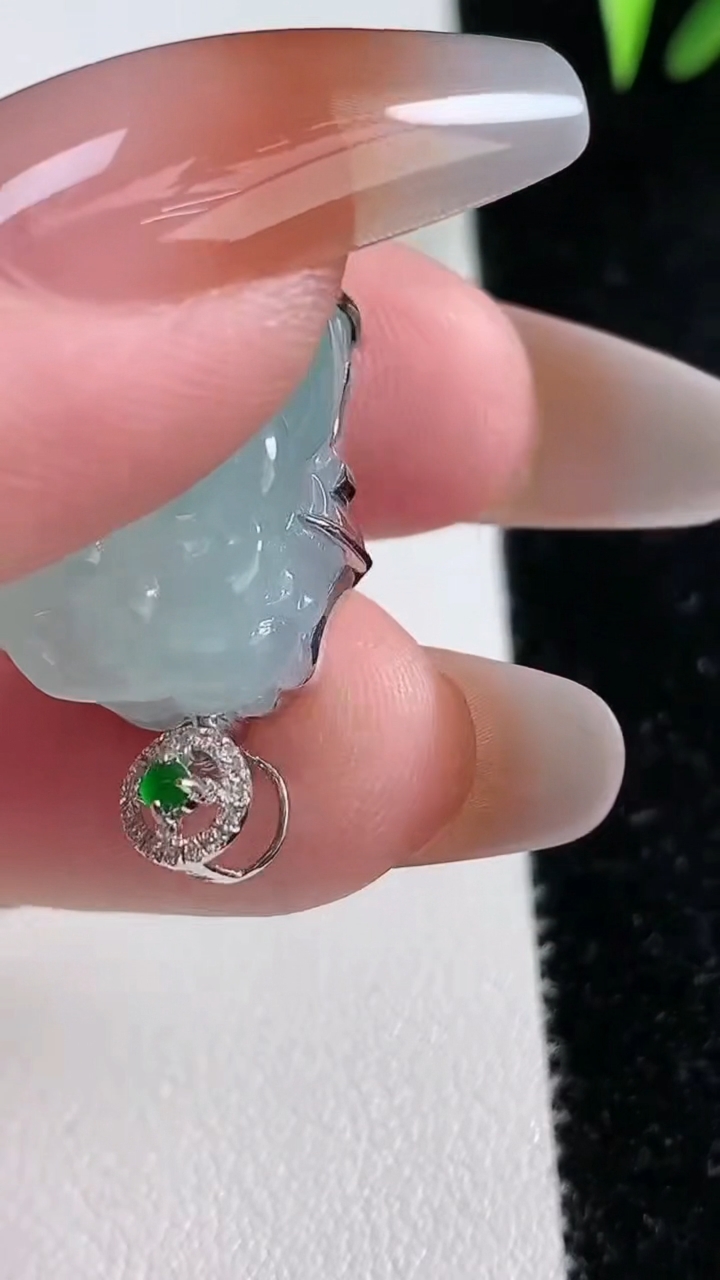 天然A货翡翠貔貅吊坠，尺寸20.8-13.8-11.4，重量：7.81g
3月11日