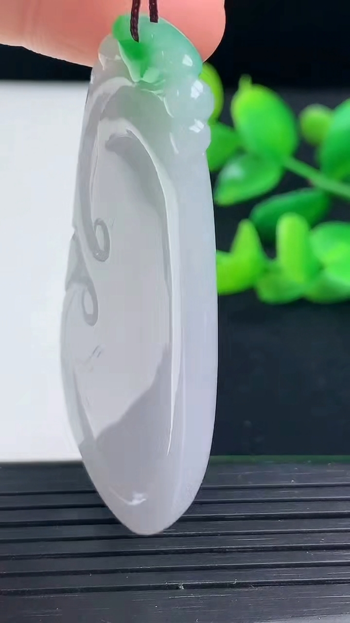 天然A货翡翠如意吊坠尺寸56-32.2-5.1重量:22.51g
3月11日