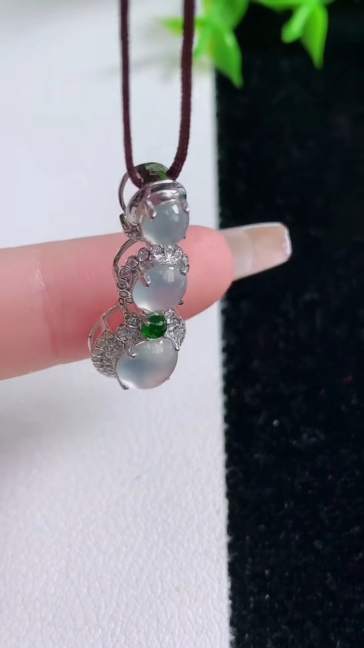 天然A货翡翠种白冰蛋面吊坠，尺寸26-10.2-6.8，裸石6.5重量:1.97g
3月11日