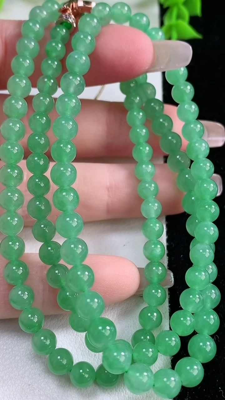 天然A货翡翠圆珠项链，尺寸5.6-111颗，重量:31.95g
3月11日