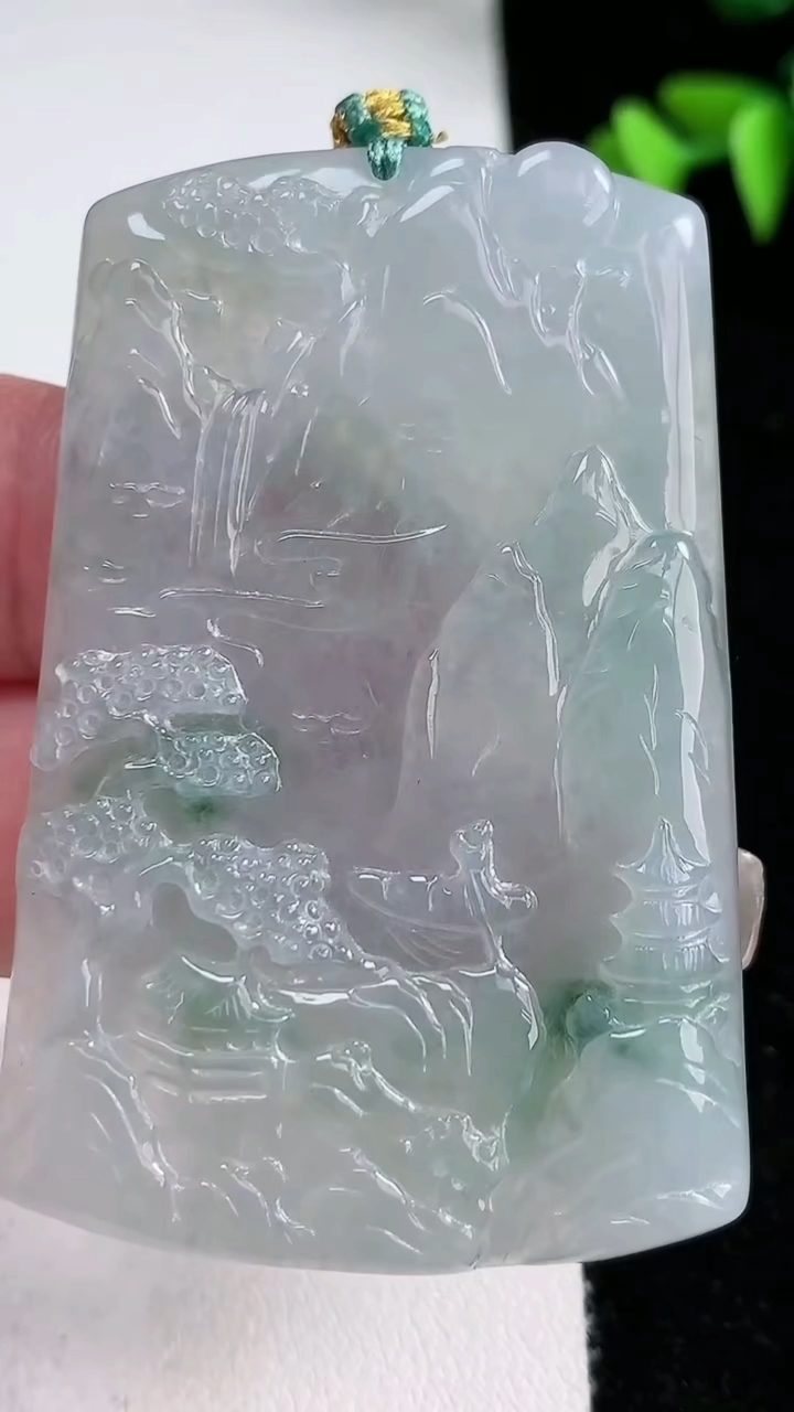 天然A货翡翠牌吊坠，尺寸57.2-37.8-5.2，重量:30.24g
3月11日