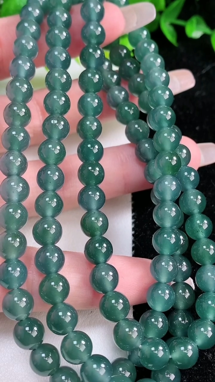 天然A货翡翠圆珠项链，尺寸7-108颗，重:63.42g3月11日
工厂直销收藏佳品,种好水足，色泽均匀，有种有色，上手高大气！