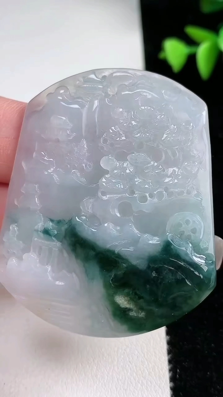 天然A货翡翠牌吊坠，尺寸52-43-5.5，重量:27.20g
3月12日