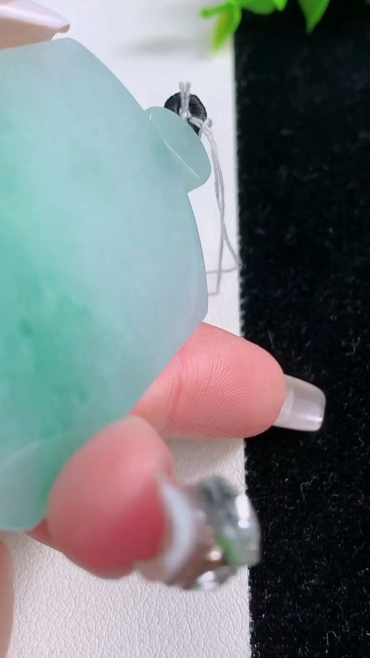 天然A货翡翠无事牌吊坠，尺寸52.5-42-5.8，重量:38.32g
3月11日