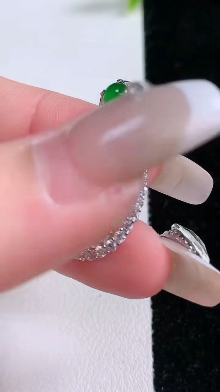 天然A货翡翠蛋面吊坠，尺寸30-18.2-9，裸石15.3-11.5重量:4.98g
3月11日