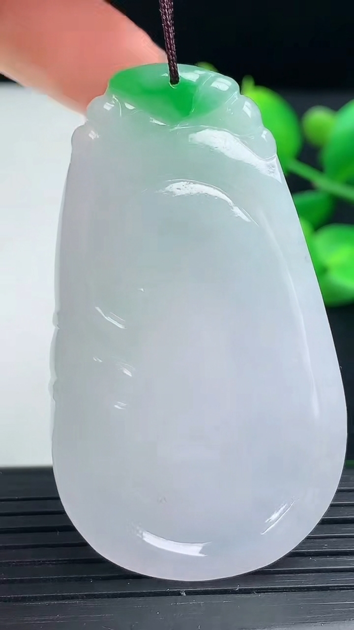 天然A货翡翠如意吊坠尺寸56-32.2-5.1重量:22.51g
3月11日