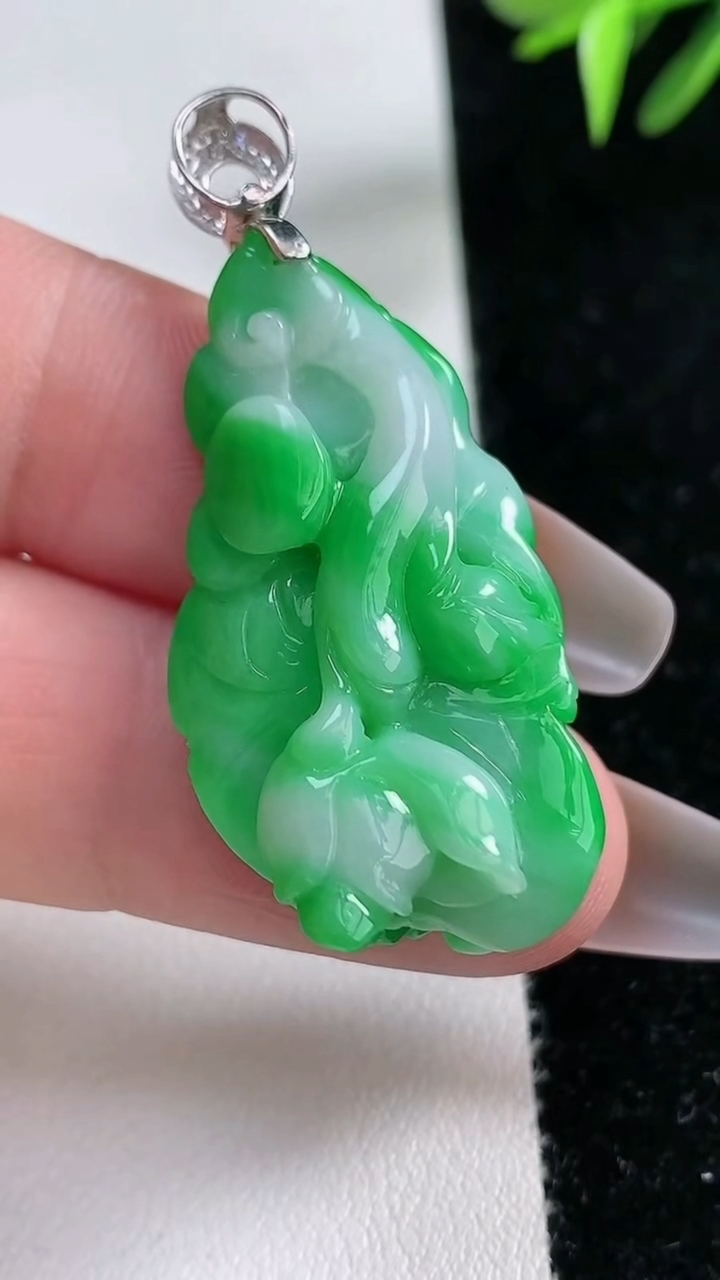 天然A货翡翠白菜吊坠，尺寸36.3-20.3-10，重量:10.27g
3月11日