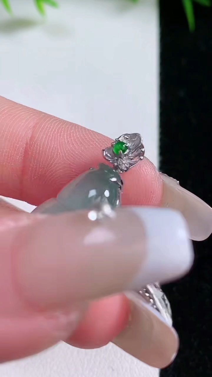 天然A货翡翠18K金飘花葫芦吊坠，尺寸18.3-12.3-6.4，重量:3.13g
3月11日