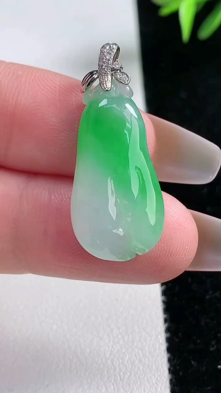 天然A货翡翠福瓜吊坠，尺寸26-13-5.5，重量:4.10g
3月11日
