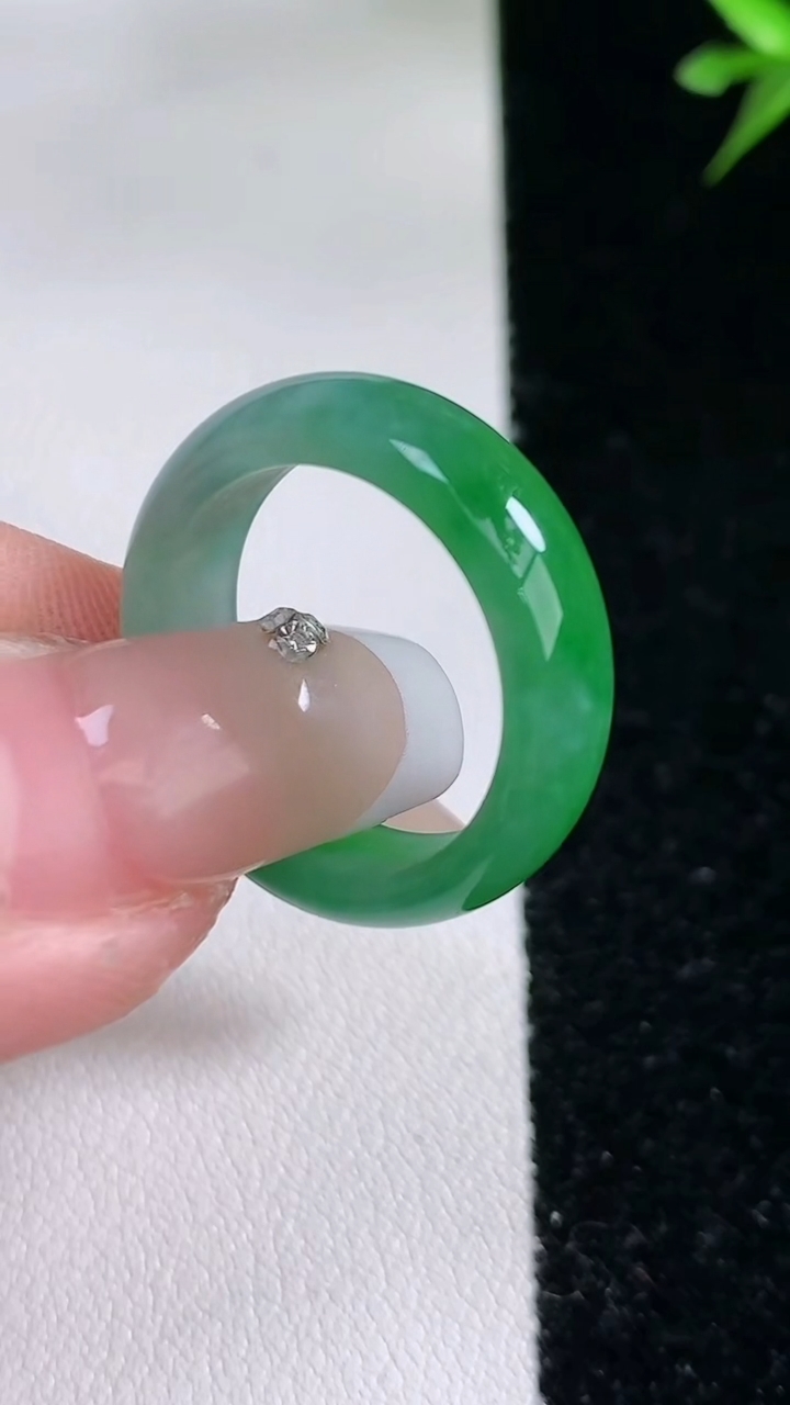 天然A货翡翠指环戒指，尺寸17-6.1-3.5，重:3.47g2026年3月11日
工厂直销收藏佳品,种好水足，色泽均匀，有种有色，上手高大气！