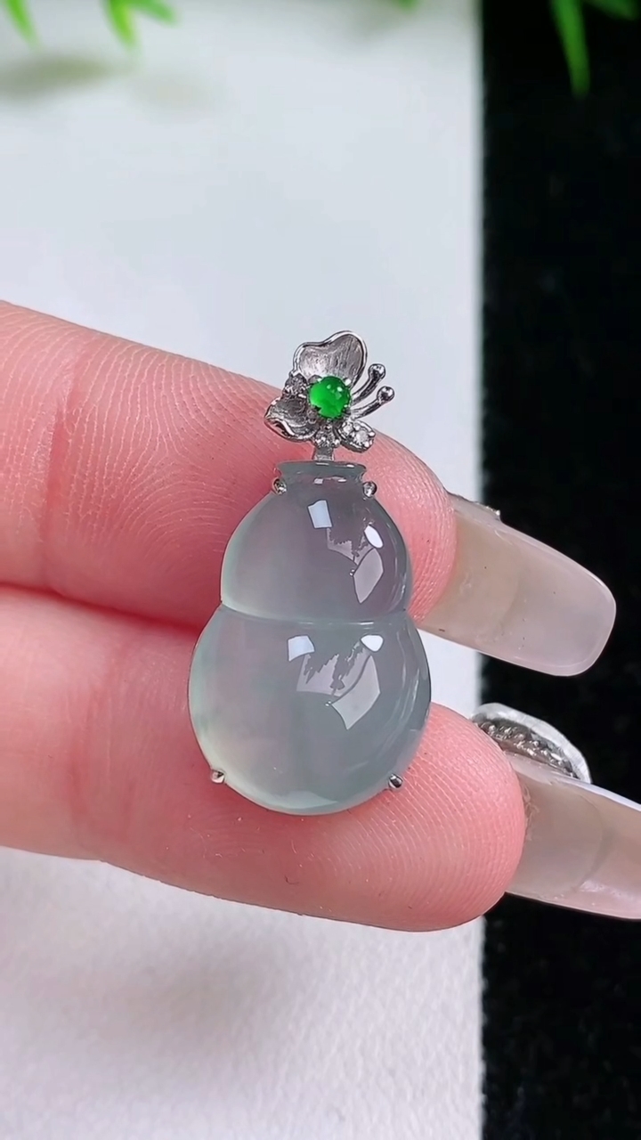 天然A货翡翠18K金飘花葫芦吊坠，尺寸18.3-12.3-6.4，重量:3.13g
3月11日