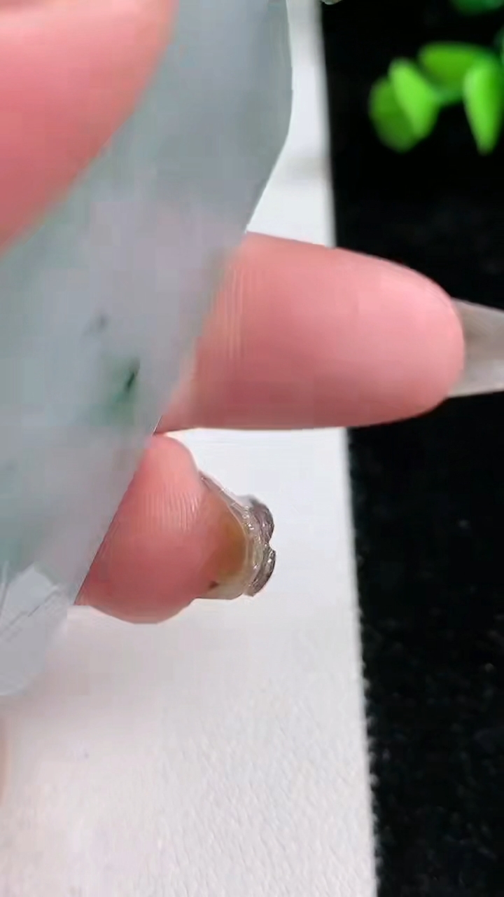 天然A货翡翠牌吊坠，尺寸57.2-37.8-5.2，重量:30.24g
3月11日