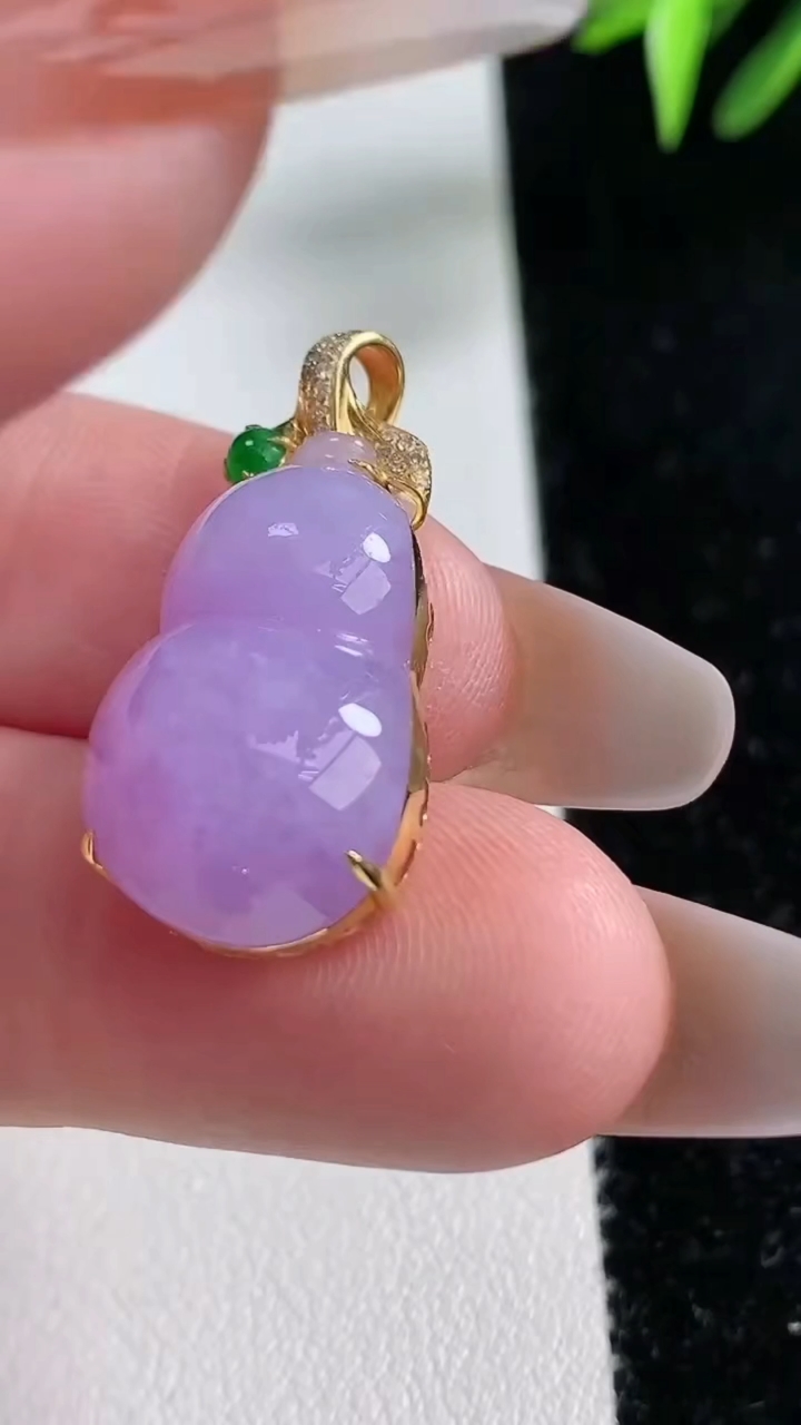 天然A货翡翠18k金紫罗兰葫芦吊坠尺寸22.2-12-8.4，重量:5.28g
3月11日