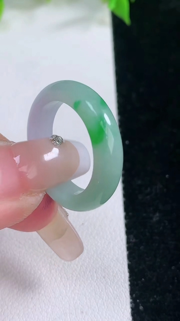 天然A货翡翠指环戒指，尺寸18.7-5.2-3.3，重量:4.42g2026年3月11日
工厂直销收藏佳品,种好水足，色泽均匀，有种有色，上手高大气！