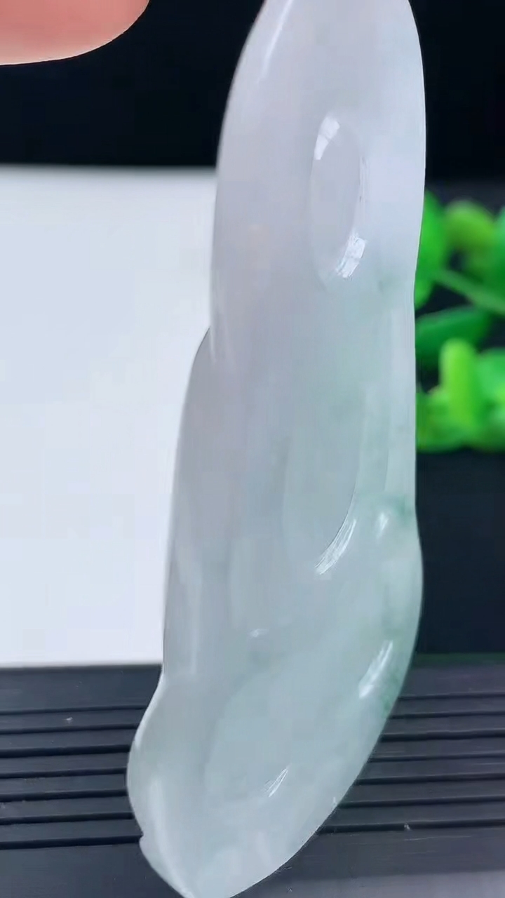 天然A货翡翠飘花观音菩萨吊坠尺寸68.7-39.9-5.4重量:30.57g
3月11日