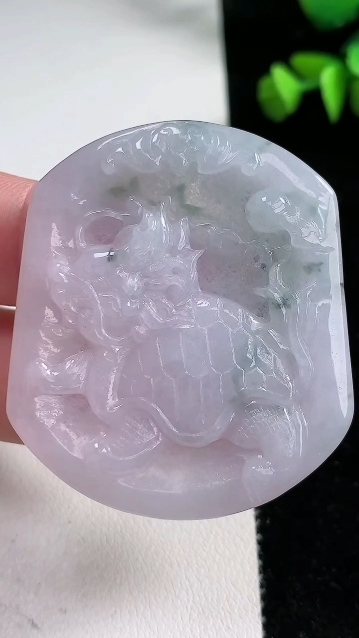 天然A货翡翠飘花麒麟牌吊坠，尺寸48-42-4.3，重量:18.46g
3月11日