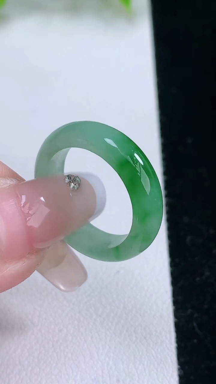 天然A货翡翠指环戒指，尺寸17.4-5.2-3，重量:3.50g2026年3月11日
工厂直销收藏佳品,种好水足，色泽均匀，有种有色，上手高大气！