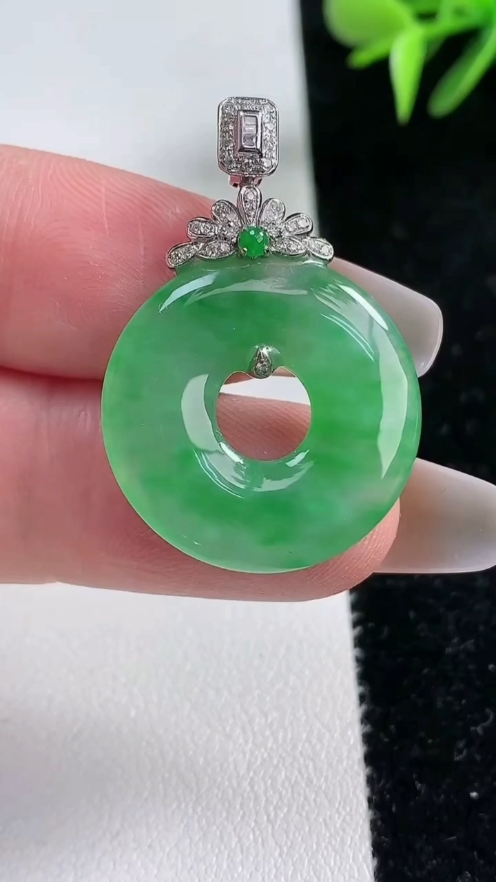 天然A货翡翠平安环吊坠，尺寸23.3-3.5重量:4.82g
3月11日