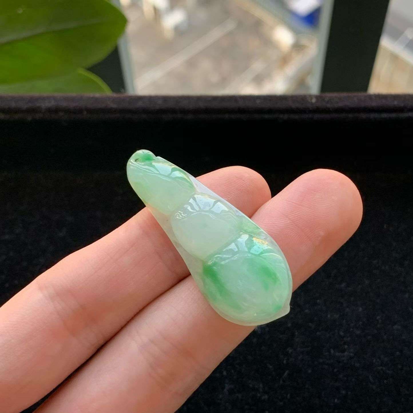 A货天然翡翠冰糯种飘绿福豆吊坠重量8.19
3月11日