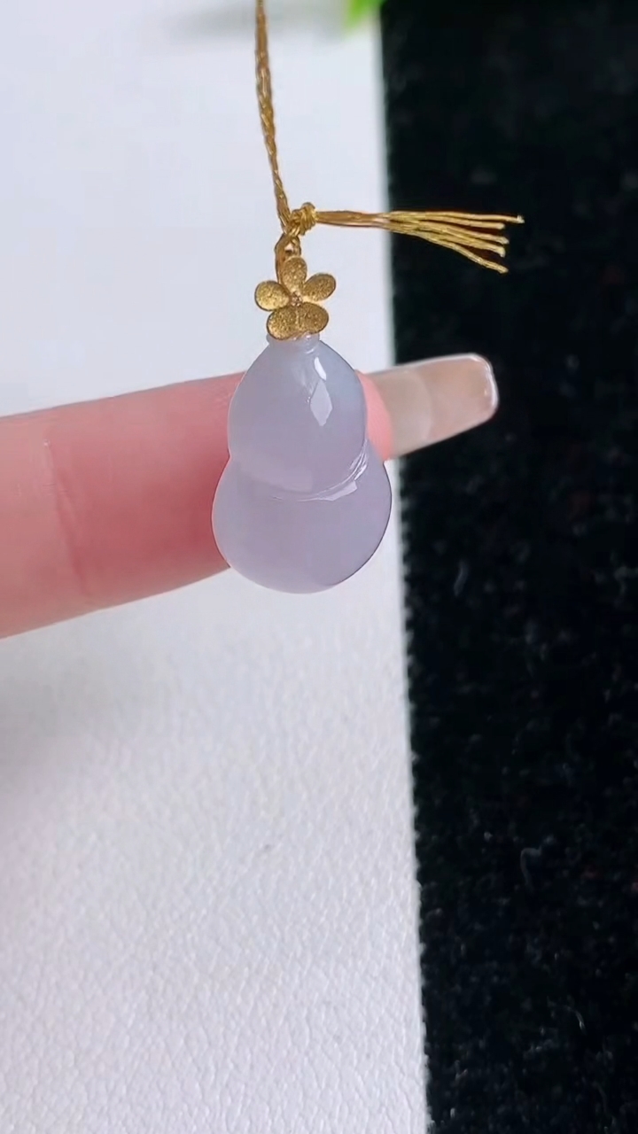 天然A货翡翠18K金紫罗兰葫芦吊坠，尺寸17.6-11.3-5.7，重量:2.03g
3月11日