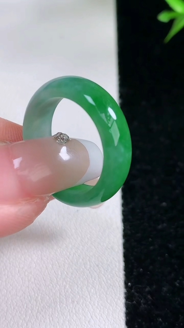 天然A货翡翠指环戒指，尺寸17-6.1-3.5，重:3.47g2026年3月11日
工厂直销收藏佳品,种好水足，色泽均匀，有种有色，上手高大气！