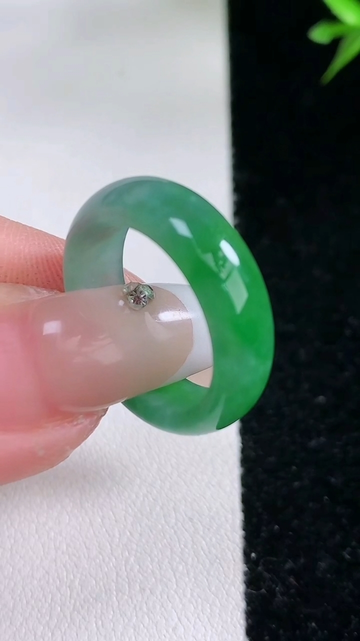 天然A货翡翠指环戒指，尺寸17-6.1-3.5，重:3.47g2026年3月11日
工厂直销收藏佳品,种好水足，色泽均匀，有种有色，上手高大气！