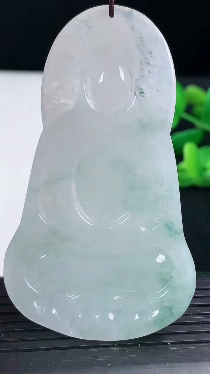 天然A货翡翠飘花观音菩萨吊坠尺寸68.7-39.9-5.4重量:30.57g
3月11日