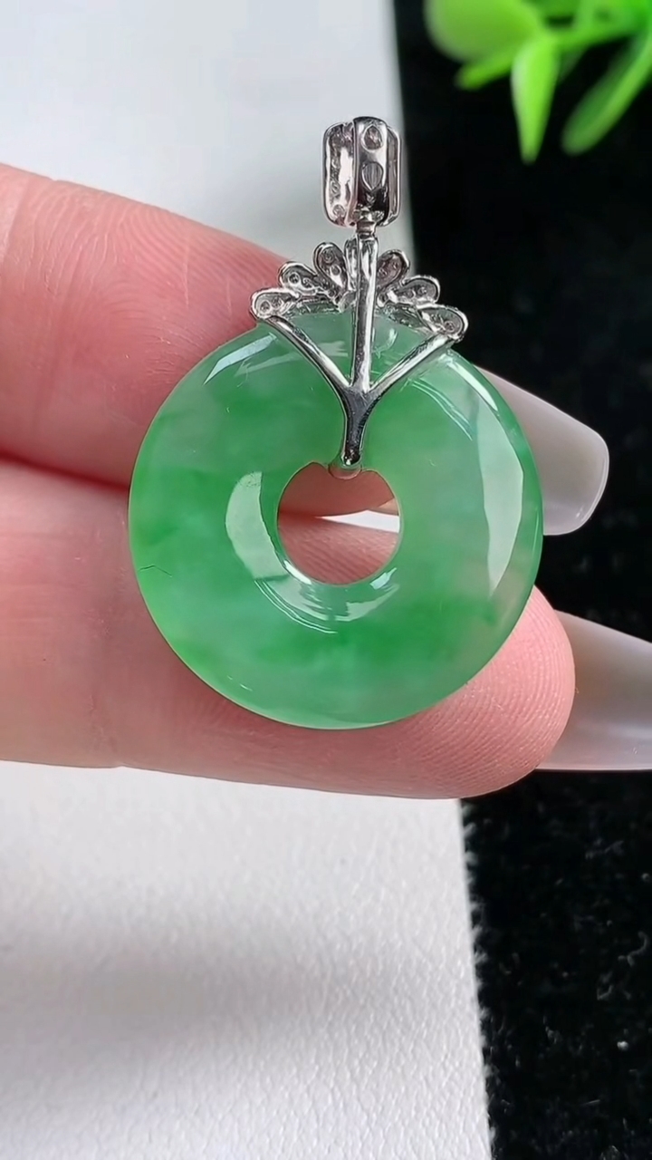 天然A货翡翠平安环吊坠，尺寸23.3-3.5重量:4.82g
3月11日