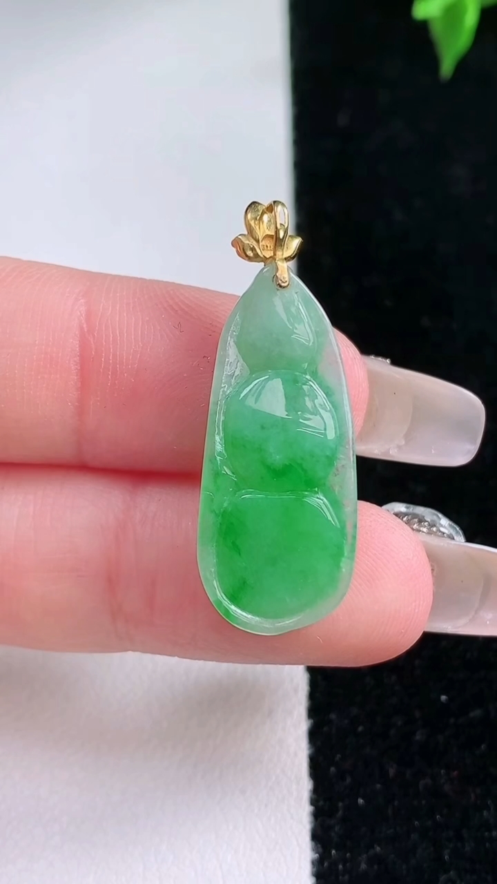 天然A货翡翠福豆吊坠，尺寸25.8-11.4-4.4，重量:2.69g
3月11日