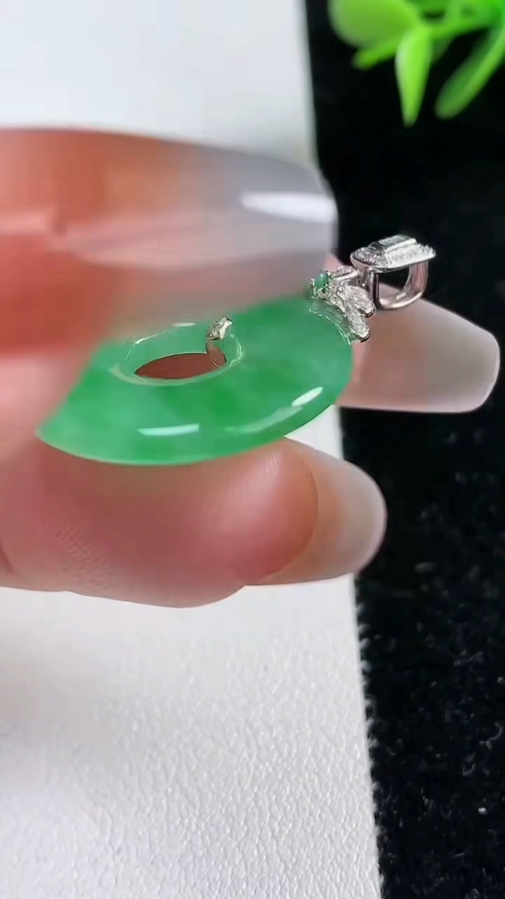 天然A货翡翠平安环吊坠，尺寸23.3-3.5重量:4.82g
3月11日