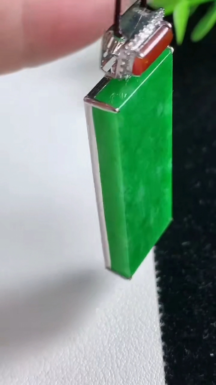 天然A货翡翠无事牌吊坠，尺寸40.5-16.2-5，重量:11.97g
3月11日