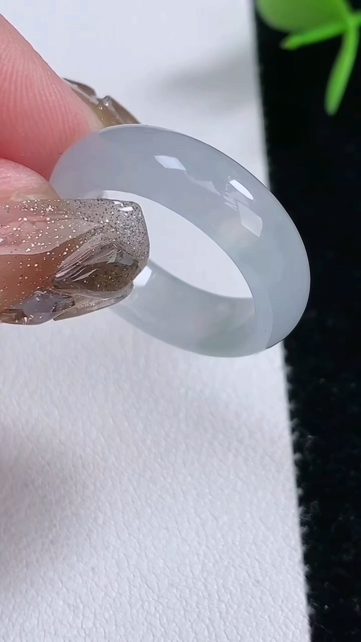 天然A货翡翠玉指环戒指，尺寸18.2-6.5-3.5，重量:4.72g2026年3月11日
工厂直销收藏佳品,种好水足，色泽均匀，有种有色，上手高大气！