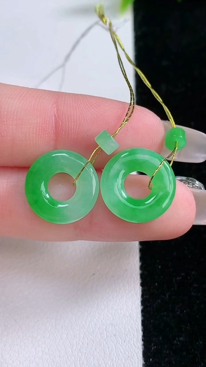 天然A货翡翠平安环吊坠一对，尺寸14.3-2.6，重量:2.96g
3月11日