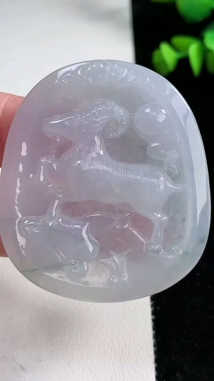 天然A货翡翠冰种飘花生肖羊吊坠，尺寸50.6-44.5-5，重量:23.72g
3月11日