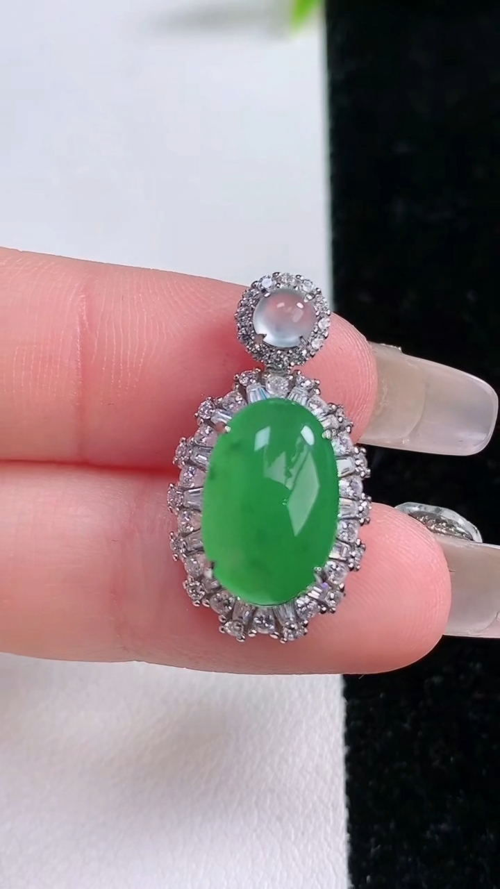 天然A货翡翠蛋面吊坠，尺寸26-13-8.5，裸石14.2-8.8重量:3.63g
3月11日