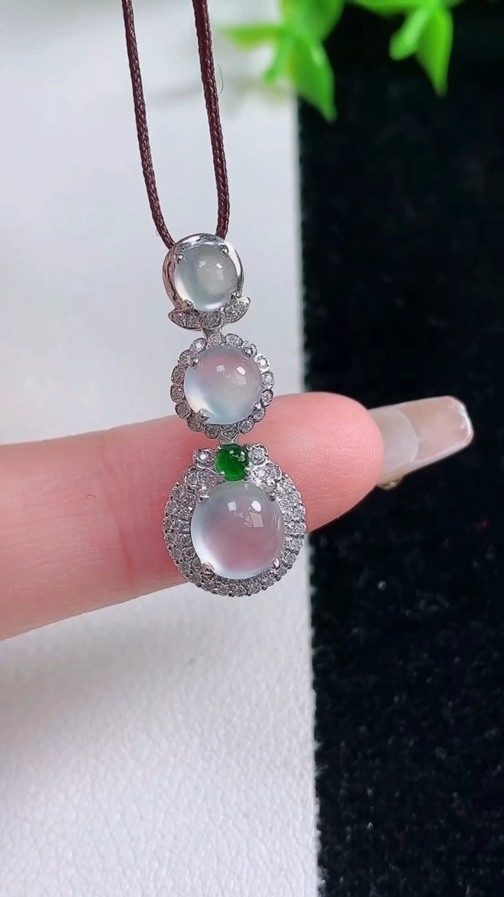 天然A货翡翠种白冰蛋面吊坠，尺寸26-10.2-6.8，裸石6.5重量:1.97g
3月11日