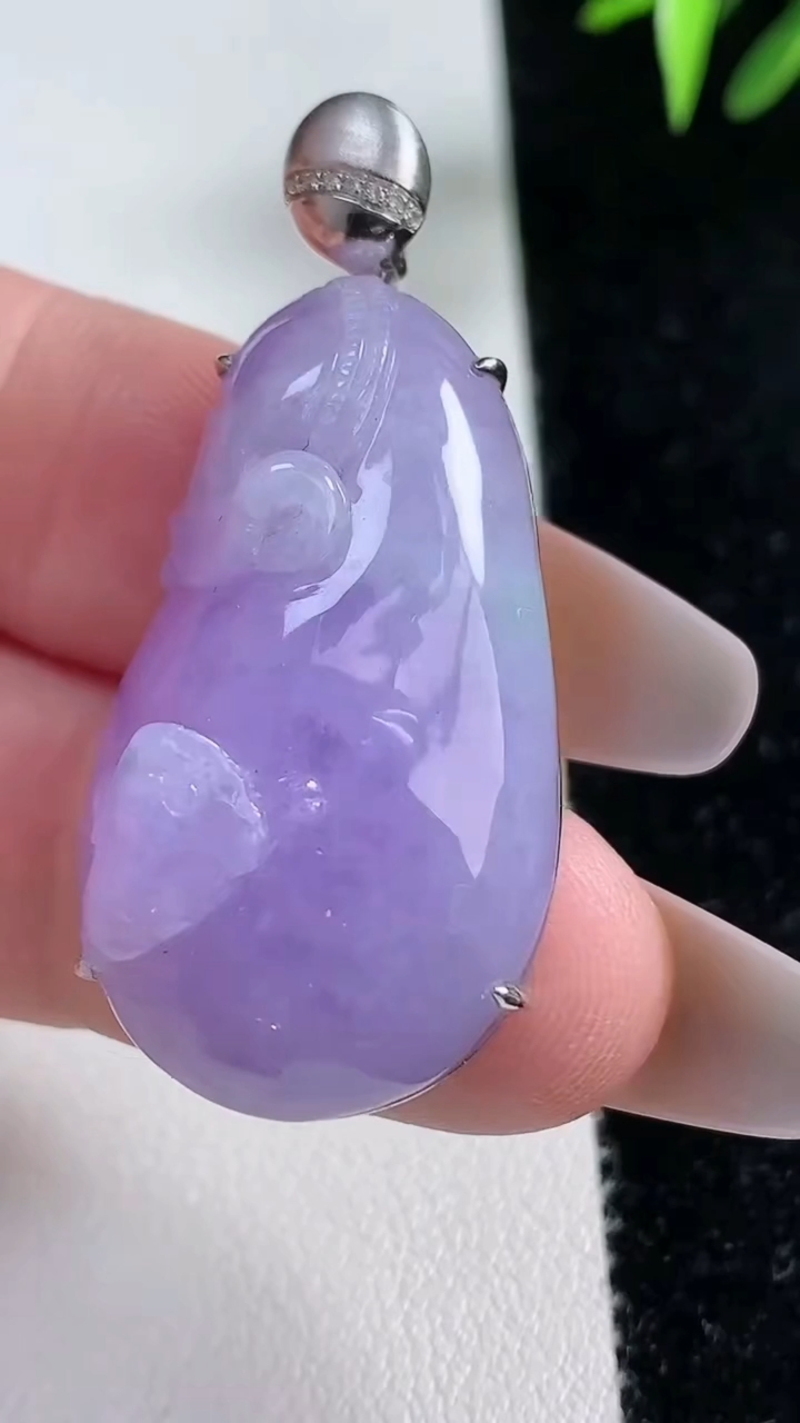 天然A货翡翠18k金紫罗兰福瓜吊坠，尺寸34.8-24.3-12.8，重量:13.73g
3月11日