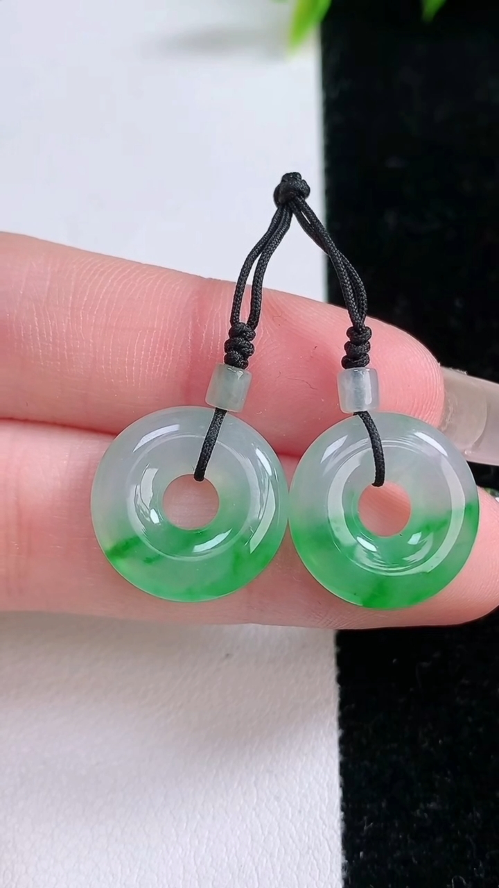 天然A货翡翠平安环吊坠一对，尺寸15.8-3.3，重量:4.39g
3月11日