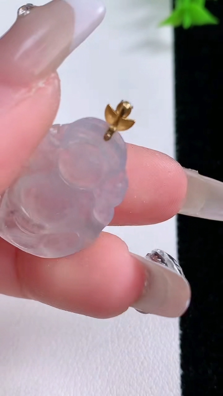 天然A货翡翠财神爷吊坠，尺寸24.3-17.5-3.8，重量:2.73g
3月11日