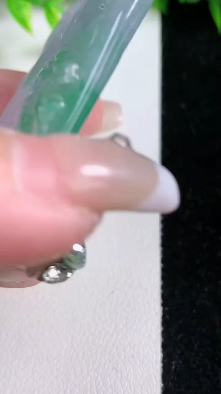 天然A货翡翠山水牌吊坠，尺寸74.8-43-5，重量:41.90g
3月11日