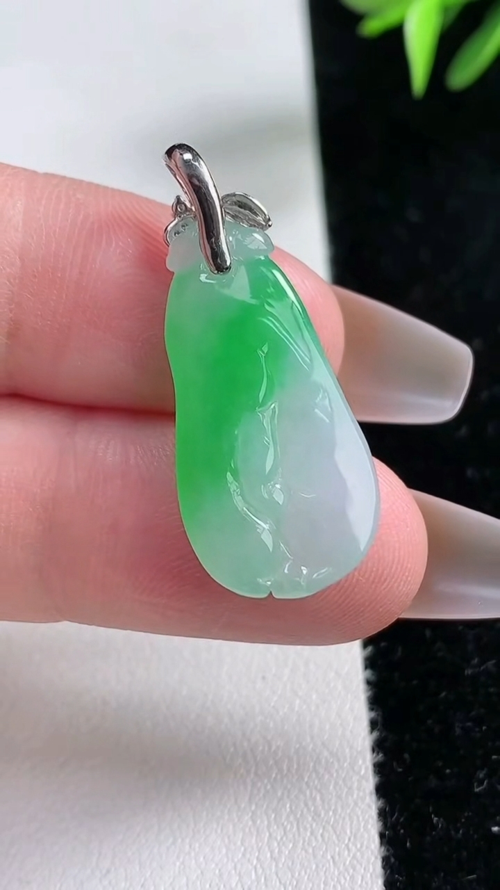 天然A货翡翠福瓜吊坠，尺寸26-13-5.5，重量:4.10g
3月11日